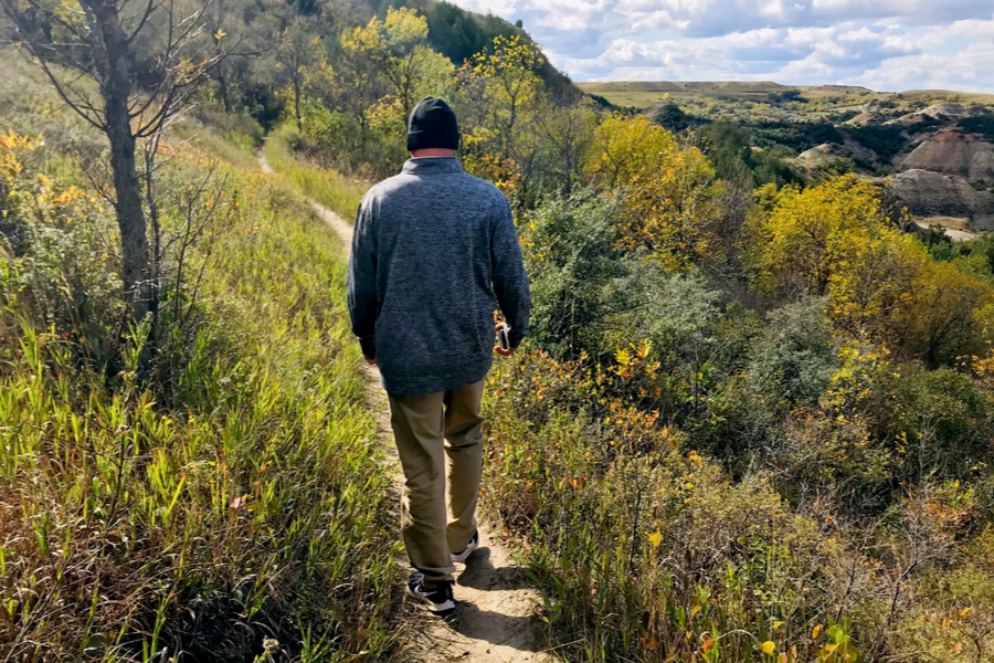 hiking in theodore roosevelt national park 
