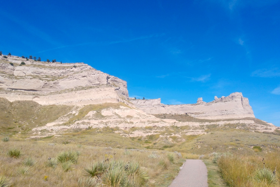 hiking scotts bluff