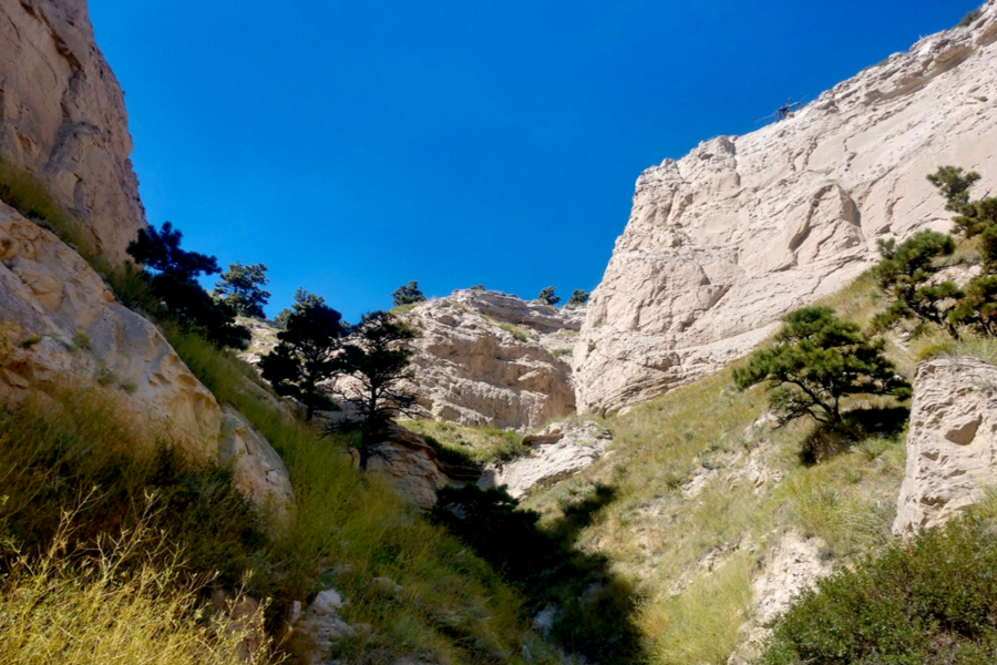 hiking scotts bluff