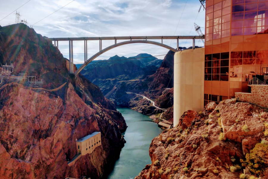 hiking to hoover dam 