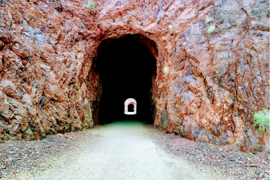 hiking to hoover dam through tunnels 