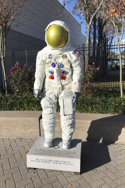 neil armstrong statue